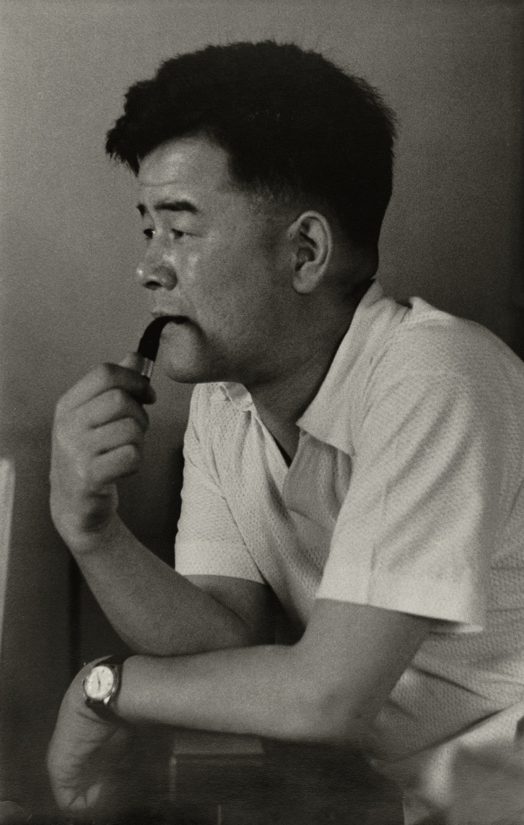 <h2>画家黄胄</h2><p>作者：石少华（1918-1998）</p><p>创作年代：1962年</p><p>规格：41.5cm×26cm</p><p>品类：摄影</p>